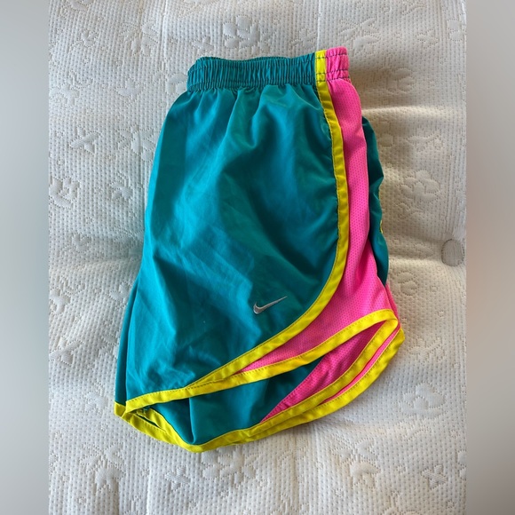 Nike women’s extra small shorts - Picture 2 of 4